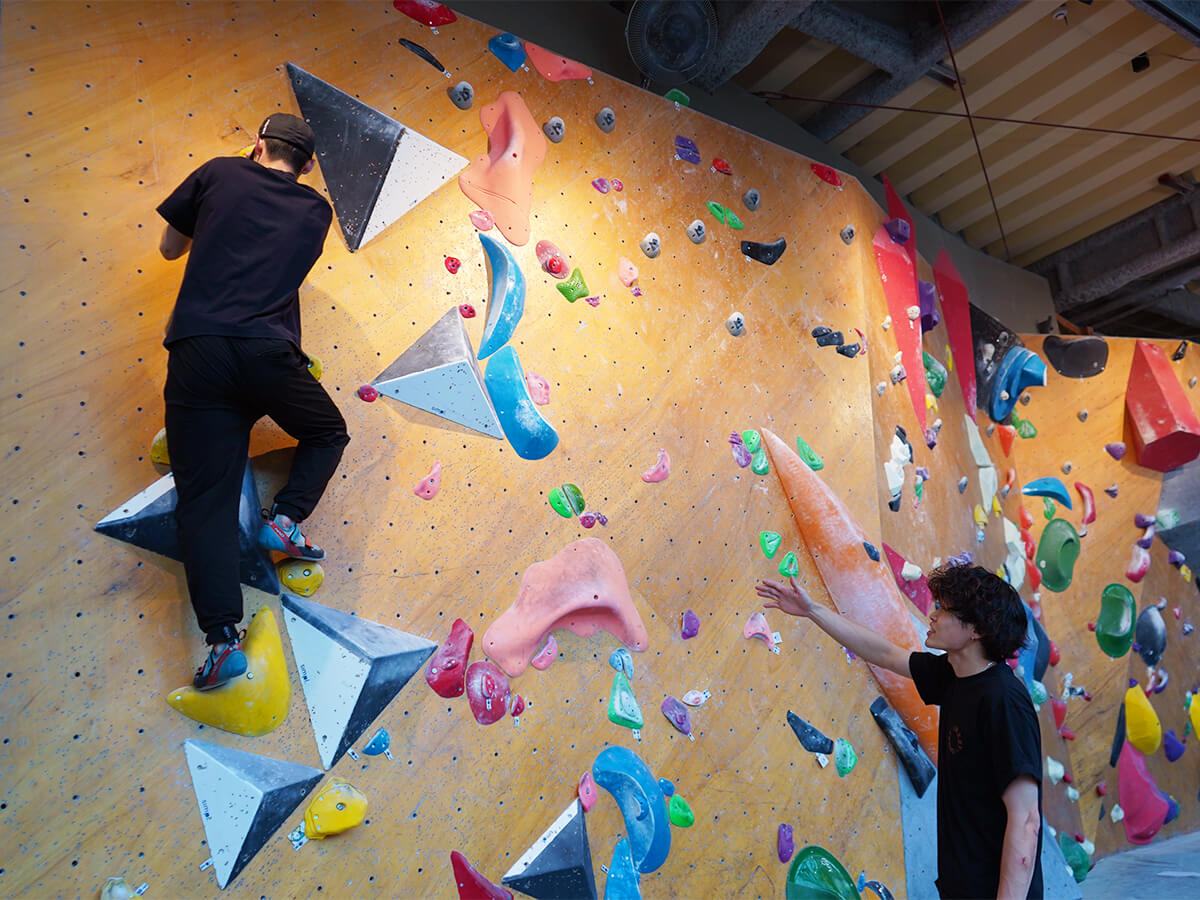 ボルダリングをしている様子