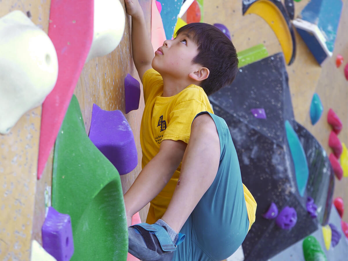 ボルダリングしている子供