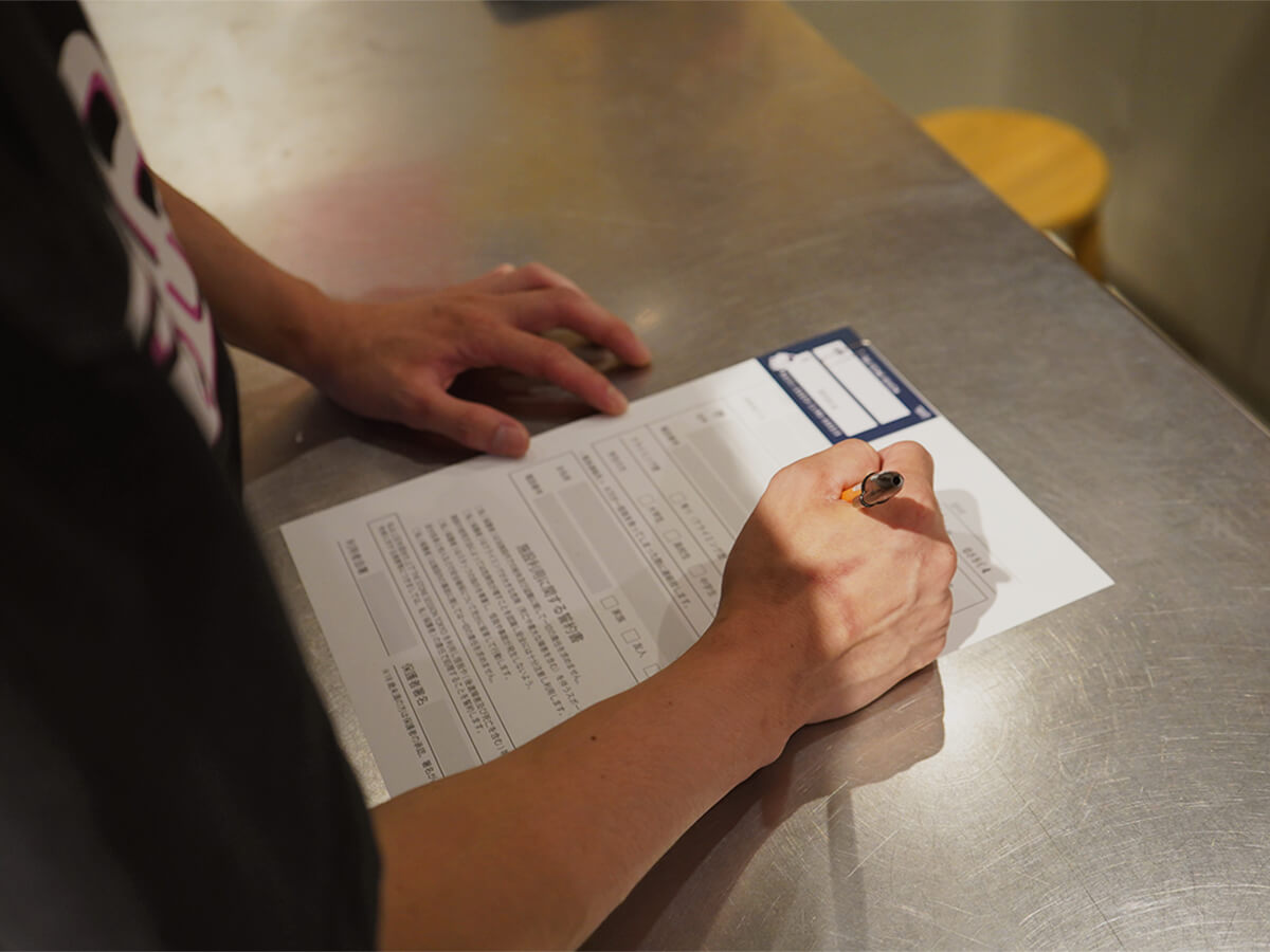 会員登録用紙を記入している写真